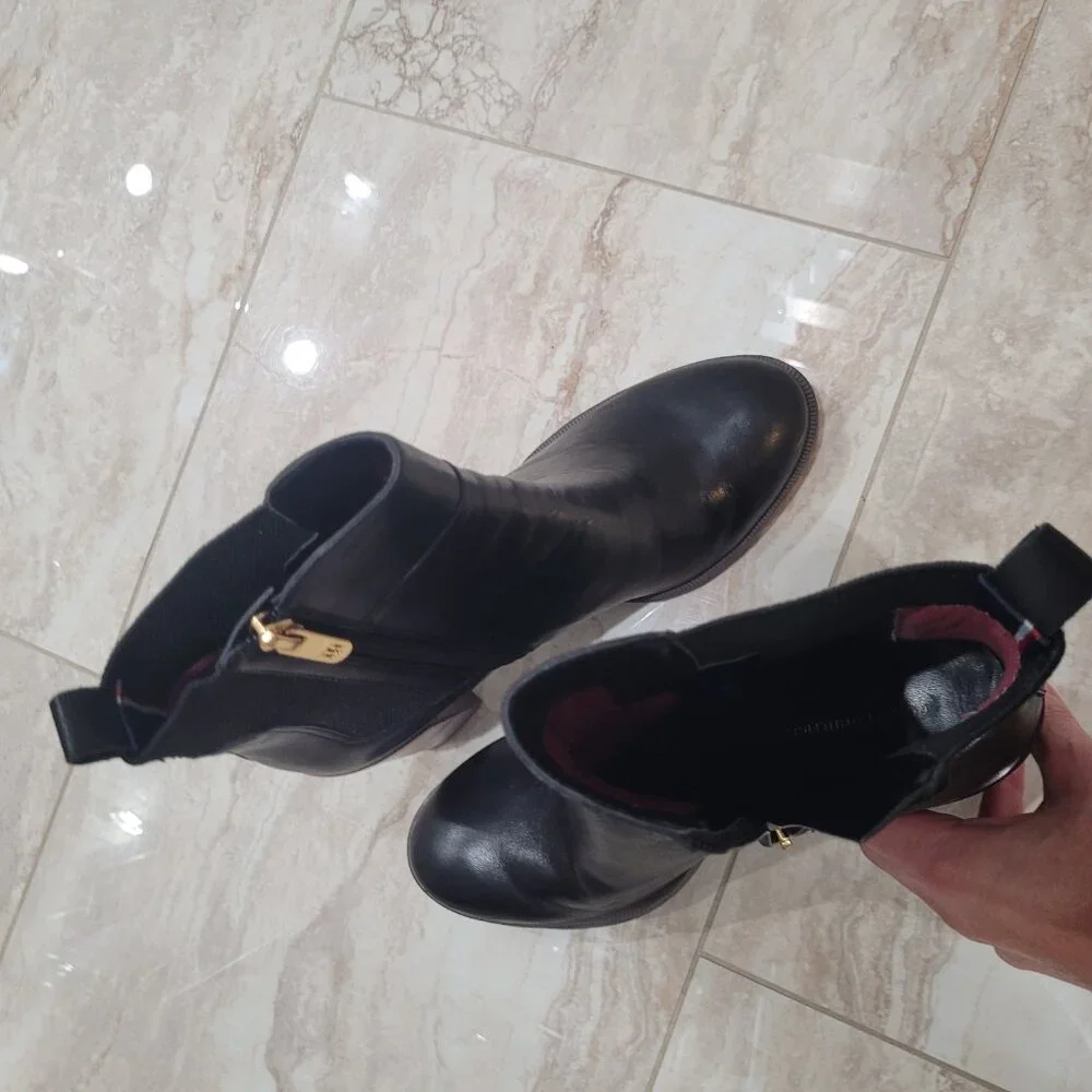 Tommy Hilfiger Britton Women’s Ankle Boots. Leather. Black. Gold tone. Size 7.5. - Picture 13 of 14